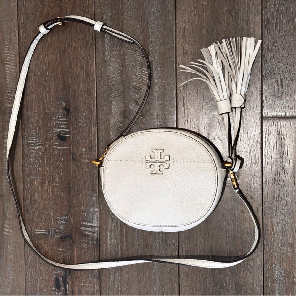 Tory Burch McGraw Convertible Round Crossbody 
EUC - Picture 3 of 8